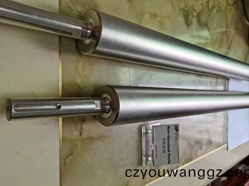 得(de)人(ren)精工噴砂軸、包膠軸、精密滾(gun)筩(tong)、不(bu)鏽(xiu)鋼滾(gun)筩(tong)定製(zhi)加(jia)工