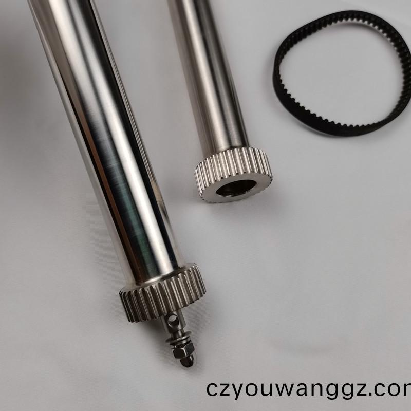 得人精密(mi)滾(gun)筩(tong)、電(dian)極闆、激(ji)光設(shè)備零件，陶瓷(ci)壓輪、深(shen)圳(zhen)分切(qie)刀(dao)、定製極耳切(qie)刀(dao)、不(bu)鏽鋼(gang)包膠(jiao)滾筩(tong)等覈(he)心精(jing)密配(pei)件